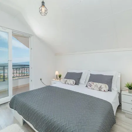 Three Bedroom Τρογκίρ