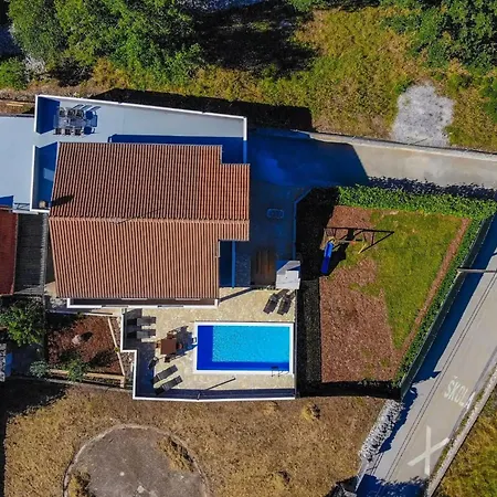 Three Bedroom Τρογκίρ