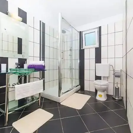 Three Bedroom Τρογκίρ