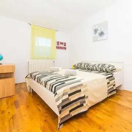 Three Bedroom Τρογκίρ