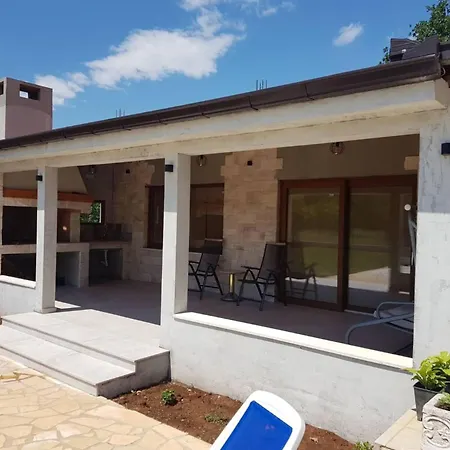 Three Bedroom Τρογκίρ