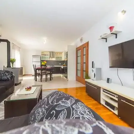 Three Bedroom Τρογκίρ